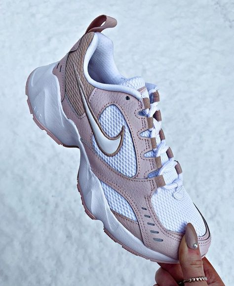 A N N A M C A L I N D E N 🦋 on Instagram: “🌸❄️ : @nike Air Heights #nike #nikesale #niblogger” Nike Air Heights, Nike Sale, Nike Huarache, Saucony Sneaker, Air Max Sneakers, Air Max, Nike Air Max, Nike Air, Sneakers Nike