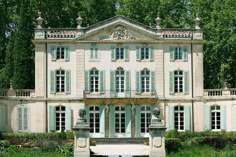 Beautiful Estates, French Villas, Classic Houses, Villa France, Paris Luxury, Neoclassical Architecture, Old Mansions, French Architecture, Decorative Ideas