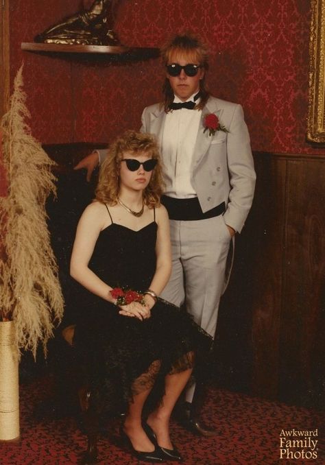 Awkward Prom Photos, 80s Couple, Funny Couple Photos, Prom Outfits For Guys, Funny Prom, Funny Couple Pictures, Prom Picture Poses, Awkward Photos, Prom Photoshoot