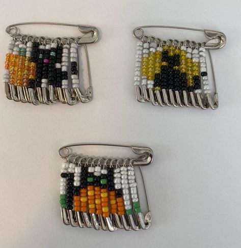 Friendship Safety Pins, Beads On Safety Pins, Pin With Beads, Seed Bead Safety Pin Patterns, Beaded Safety Pins, How To Make A Pin, Safety Pin Corset, Safety Pin Beads, Funky Crafts