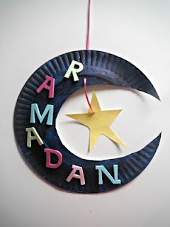 Moon & Star craft that would be great with kids...put their name instead of ramadan Decoraciones Ramadan, Ramadan Moon, Diy Paper Art, Ramadan Kids, Eid Crafts, Ramadan Activities, Ramadan Decoration, Ramadan Crafts, Eid Decoration