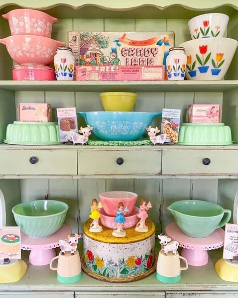 Vintage Pyrex Kitchen, Retro Kitchen Aesthetic, Vintage Pastel Kitchen, Japan Purple, Hutch Styling, Pyrex Display, Travel Looks, Retro Display, Kitschy Decor