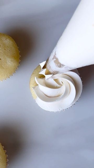 Sarah | Cakes & Cupcakes on Instagram: "I used various nozzles to pipe on these cupcakes. I’ve mentioned them below in order of presentation: The gold piping nozzles are from @sweet.stamp -Open Star -Round Use SARAHROSA10 for 10% off on their website. The silver nozzles are @wiltoncakes - 4B - 8B #cupcakes #cupcakedecorating #cupcakesofinstagram #cakestyle #cakedecorating #cakedesign #cupcakedesign #cupcakedesigns #cupcakeart" Piping Nozzles And Their Designs, Nozzles And Their Designs, Cupcake Videos, Piping Nozzles, White Cupcakes, Cupcake Art, Cupcake Designs, Decorator Icing, Piping Tips