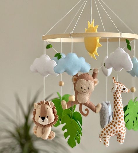 Safari Felt Mobile, Animal Mobile Nursery, Diy Felt Animals, Baby Boy Decorations, Handmade Baby Items, Felt Craft Projects, Baby Clothes Patterns Sewing, Diy Crafts Love, Baby Room Inspiration