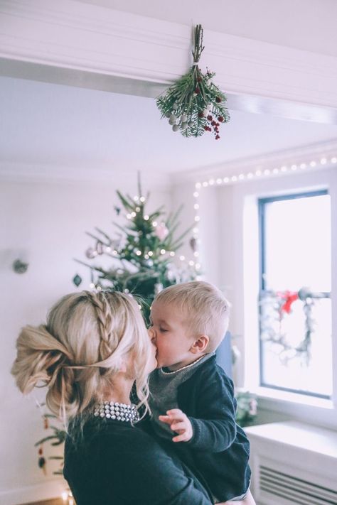 Mistletoe = vischio Amber Fillerup Clark, Amber Fillerup, Mama Bird, Barefoot Blonde, Pumping Moms, Baby Sleep Problems, Baby Tips, Pregnant Mom, Atticus