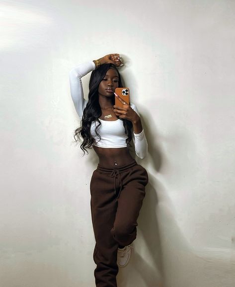 Sweatpants Outfit Aesthetic, Black Sweatpants Outfit, Outfits For Highschool, Brown Sweatpants, Outing Outfit, Girl Sweatpants, Sweatpants Outfit, Streetwear Fashion Women, Hipster Fashion