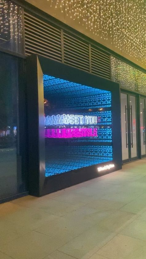 uineonsignmanufacturer on Instagram: You never see such big #infinitymirrors #ledneonsign .The #infinitymirror size is 3660*244mm.LED #neonsigns infinity mirror is upgraded… Infinity Mirror Wallpaper, Infinity Mirror Wall, Infinite Mirror, Infinity Mirror Room, Led Infinity Mirror, Infinity Room, Display Cabinet Design, Instagram Wall, Store Window Display