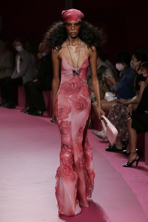 Blumarine - Runway - Milan Fashion Week - Spring / Summer 2022 70s Runway Fashion, Blumarine Runway, Ss22 Runway, Blumarine Dress, Sneakers 2022, Fashion Journal, Shop Bag, Creative Fashion Photography, Elle Fashion