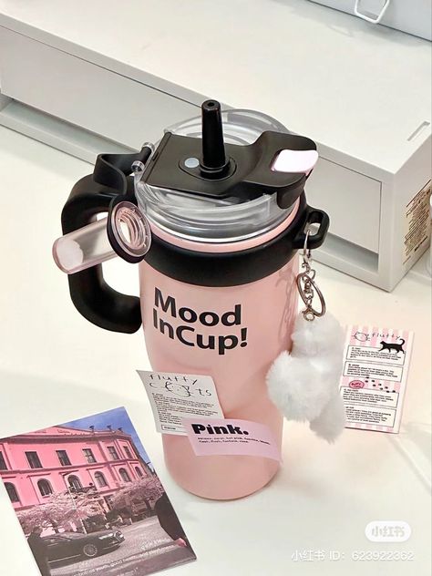 Aesthetic Tumbler, Kawaii Cups, Stylish Water Bottles, Trendy Water Bottles, Cute Stationary School Supplies, Stylish School Bags, Cute Coffee Cups, Cute Water Bottles, Pretty Mugs