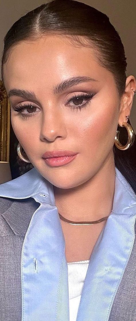 Instagram Selena Gomez Stories. Selena Gomez Makeup Look, Selena Gomez Eyebrows, Selena Gomez Eye Makeup, Selena Gomez Makeup Looks Style, Selena Gomez Makeup Eyes, Maquillaje Selena Gomez, Red Eyeliner Makeup, Makeup 2024, Selena Gomez Makeup