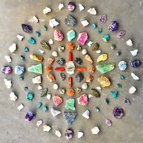 Crystal Grid, Learn how to make your own crystal grid layouts with healing stones and crystals. Discover the power of crystal grids with Energy Muse. Energy Muse, Crystal Grids, Reiki Crystals, Reiki Healing Crystals, Grid Layouts, Crystal Therapy, Crystal Magic, Crystal Meanings, Rocks And Gems