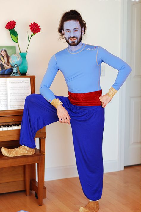 The Happy Plum: Family Aladdin Costume Alladin Genie Costume, Genie Cosplay, Aladdin Costume Diy, Aladdin Costume Kids, Aladdin Genie Costume, Aladdin Costume Ideas, Aladdin Play, Aladdin Halloween, Family Costumes Diy