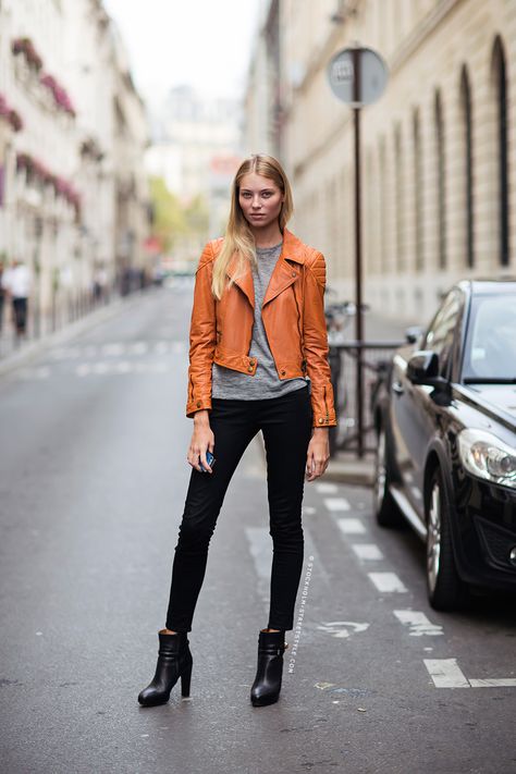 Black Winter Fashion, Orange Leather Jacket, Coloured Leather Jacket, Short Leather Jacket, Winter Leather Jackets, Trendy Coat, Stockholm Street Style, Orange Jacket, Leather Jacket Style