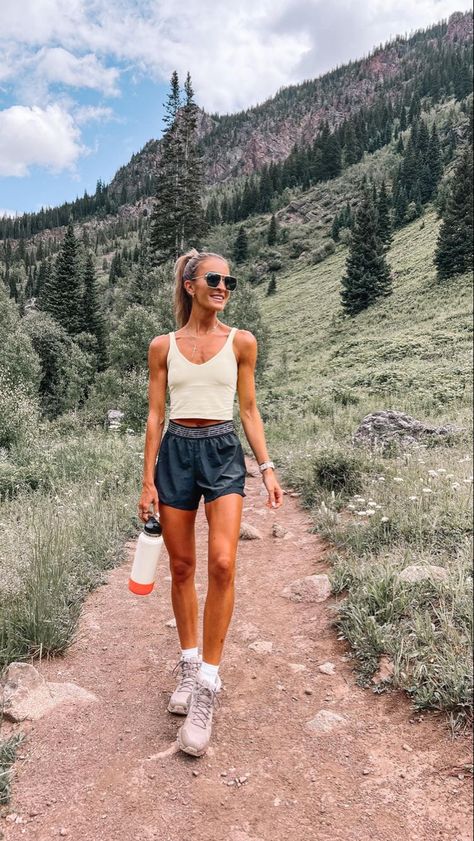 Colorado Outfit Summer, Colorado Summer Outfits, Cute Running Outfit, Wander Outfit, Trekking Outfit, Road Trip Outfit, Lauren Kay Sims, Mountain Trip, Cute Hiking Outfit