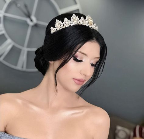 Quince Hairstyles For Short Hair With Crown, Short Quince Hairstyles With Crown, Bun Hairstyles With Crown, Quinceanera Hairstyles With Bangs, Wedding Hairstyles With Crown Tiaras, Quiencera Hairstyles, Bun With Crown, Quinceanera Hairstyles Updo, Hairstyle With Crown