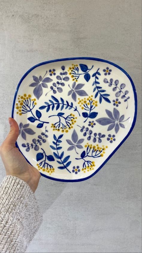 Bowl Art Painting Ceramic Pottery, Painting Ceramic Bowls Diy, Ceramic Bowl Designs Paint, Blue Pottery Painting Ideas, Pottery Platter Painting Ideas, Hand Painted Ceramic Bowl, Bowl Inspo Paint, Pottery Painting Tray, Painted Ceramic Plates Ideas