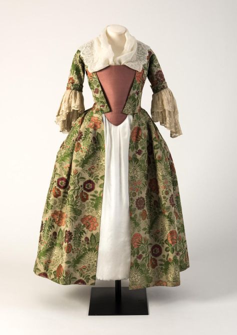 Robe à l’anglaise, 1730′sFrom the Fashion Museum, Bath 1730s Fashion, Lace Kerchief, 18th Century Womens Fashion, 18th Century Dresses, White Petticoat, 1700 Fashion, Pink Brocade, Costume Carnaval, Fashion Museum