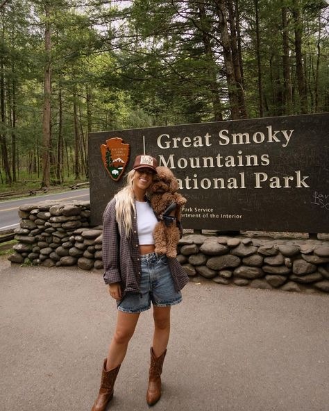 Ashtyn Kingsbury (@ashtynkingsbury) • Instagram photos and videos Cowboy Boots Summer Outfit, Cabin Outfit, Granola Girl Outfits, Tennessee Outfits, Fall Hike, Granola Girl Aesthetic, Colorado Outfits, Mountain Outfit, Camping Aesthetic