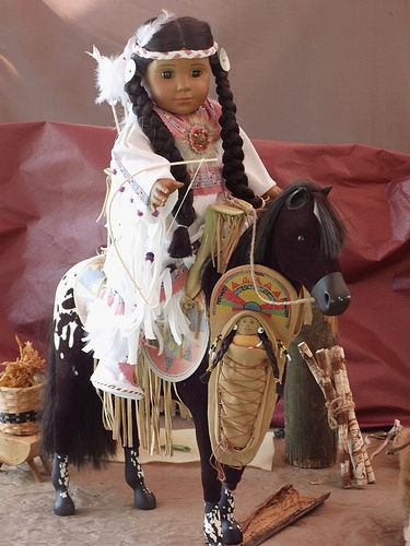 KAYA sur HIDALGO. www.Lilianedolls.skyrock.com. Kaya American Girl, Kaya American Girl Doll, Kirsten Larson, Native American Dress, Porcelain Dolls Value, Cardboard Car, Native American Dolls, Native American Pictures, Indian Dolls