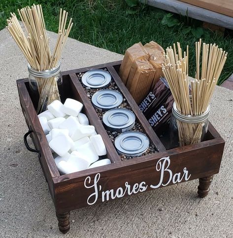 Smores Bar Wedding, S'mores Tray, Smores Station, Bonfire Party, Decorações Com Comidas, Party Food Platters, S'mores Bar, Charcuterie Recipes, Backyard Party