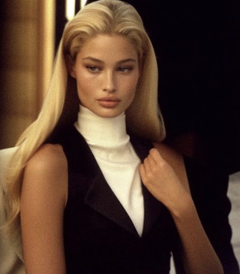 90s Model Hair, Money Girl, Timeless Outfits, 90s Model, Ralph Lauren Style, Money Aesthetic, Old Money Style, Old Money Aesthetic, Volume Hair