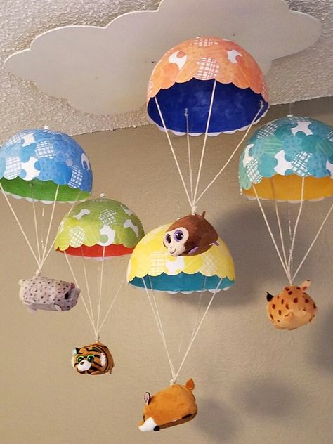 Made this cute mobile with animals floating down in parachutes from the cloud for our grand baby. Used paper mache on balloon forms with tissue paper on first four layers and finished with scrapbook paper cut into 1.5" circles for top layer. Primary School Art, School Board Decoration, Preschool Classroom Decor, Toddler Arts And Crafts, Paper Mache Crafts, Board Decoration, Handmade Kids, Stone Crafts, School Decorations