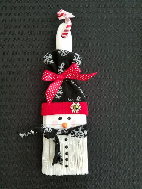 Paint Brush Christmas Crafts, Christmas Paint Brush Crafts, Paint Brush Crafts, Paintbrush Decorations, Paintbrush Ornaments Christmas Crafts, Ornaments Made With Paint Brushes, Paintbrush Crafts, Paintbrush Ornaments, Paint Brush Santa Ornaments