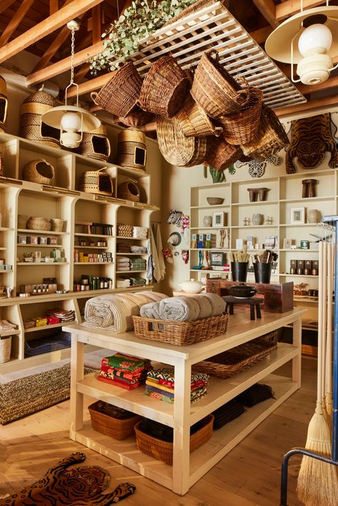 Country Store Design, General Store Display Ideas, Small Market Store, Small Shop Display Ideas, Small Shop Organization, Store Design Boutique Inspiration, Shop Display Ideas Retail Stores, General Store Ideas, Small Retail Store Design Boutiques