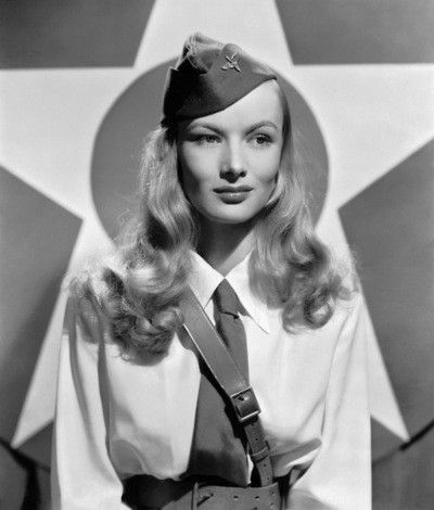 Veronica Lake 1940's. She had hair that everyone wanted....that is straight from my Mother's memories of Veronica Lake. Her hair was usually over one eye. Veronica Lake Hair, Lake Hair, The Veronicas, Pin Up Vintage, Veronica Lake, Adored Vintage, Classic Actresses, Actrices Hollywood, Vintage Inspiration