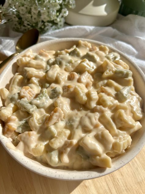 Boston Pizza Copycat Bugs & Cheese - Kenna's Cooks Bugs And Cheese Boston Pizza Recipe, Basic White Sauce, Boston Pizza, Shaped Pasta, Avocado Pasta Salad, Cheesy Mac And Cheese, Avocado Pasta, Creamy Garlic Sauce, Smothered Chicken