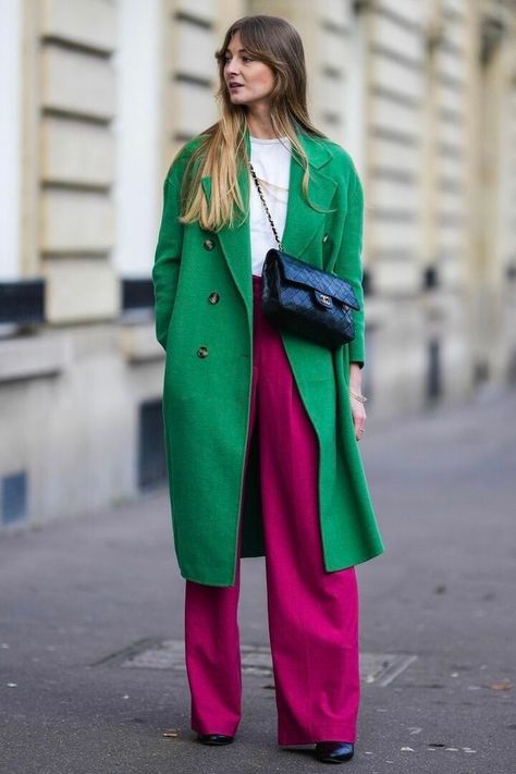 Colorful Fashion Winter, Magenta And Green Outfit, Viva Magenta Outfit, Style Working Girl, Preppy Mode, Colorful Wardrobe, Outfit Inspiration Women, Colour Combinations Fashion, Color Combos Outfit