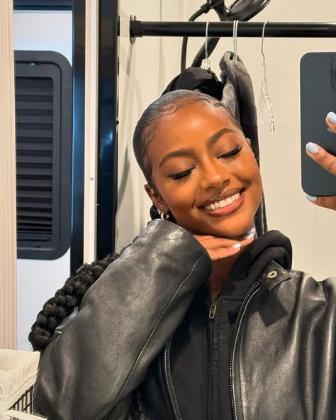 Justine Skye | need some positivity in my world today. tag a friend and tell them you love them… you can even go as far as to explain whyyy 🫶🏾 x | Instagram Justine Skye Style, Digi Pics, Justine Skye, Black Femininity, January 10, Good Hair Day, Face Card, Tag A Friend, New Classic