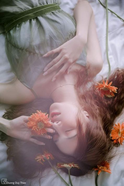 Ethereal Photography, Debut Photoshoot, Fairy Photoshoot, Beautiful Photoshoot Ideas, Flower Photoshoot, Studio Photography Poses, Portrait Photography Poses, Photoshoot Concept, Pose Reference Photo