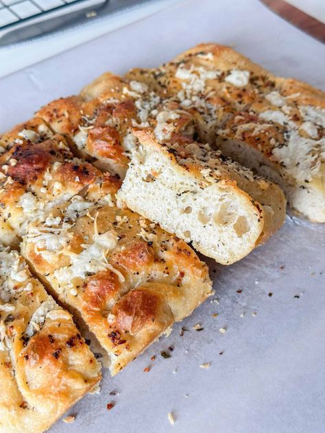 Get ready to be absolutely obsessed by this irresistible garlic and cheese stuffed focaccia bread. Yes, you read that right—homemade focaccia bread that’s not only bursting with garlicky cheesy goodness but can also be made within the same day. So, whether you’re a seasoned baker or a complete novice, this recipe will turn you into a focaccia-making aficionado in no time! Stuffed Focaccia, Homemade Focaccia Bread, Homemade Focaccia, Garlic Cheese, Focaccia Bread, Cheese Stuffed, Breakfast Bake, Delicious Vegetarian, Bread Flour