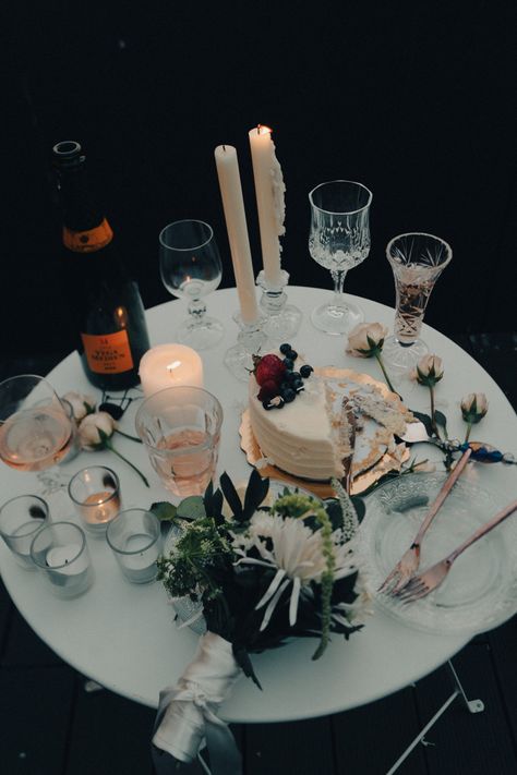 Elopement Table For Two, City Lovers Aesthetic Wedding, Classy Old School Wedding, Lowkey Wedding Aesthetic, Apartment Wedding Reception, Cozy Small Wedding, Chill Wedding Aesthetic, Bar Wedding Aesthetic, Edgy Wedding Reception