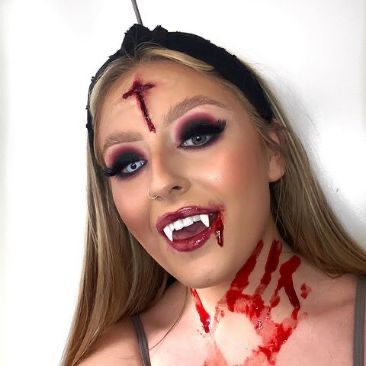 Halloween Makeup Vampire, Makeup Vampire, Halloween Schminke, Vampire Makeup Looks, Girl Group Halloween Costumes, Vampire Makeup Halloween, Vampire Makeup, Halloween Makeup Pretty, Halloween Costume Idea