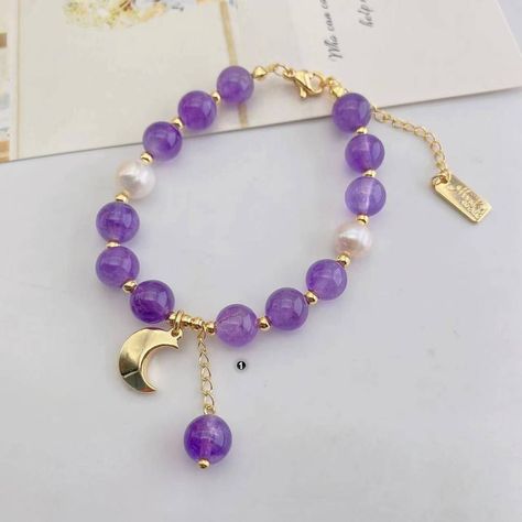 Pulsera con dije de luna y Ágathas moradas por Vila Veloni | Joyeria fina por Vila Veloni Ideas Para Hacer Pulseras, Pulseras Aesthetic, Luxurious Lifestyle, Purple Bracelet, Beads Bracelet Design, Easy Day, Cute Little Things, Hand Art, Hand Jewelry