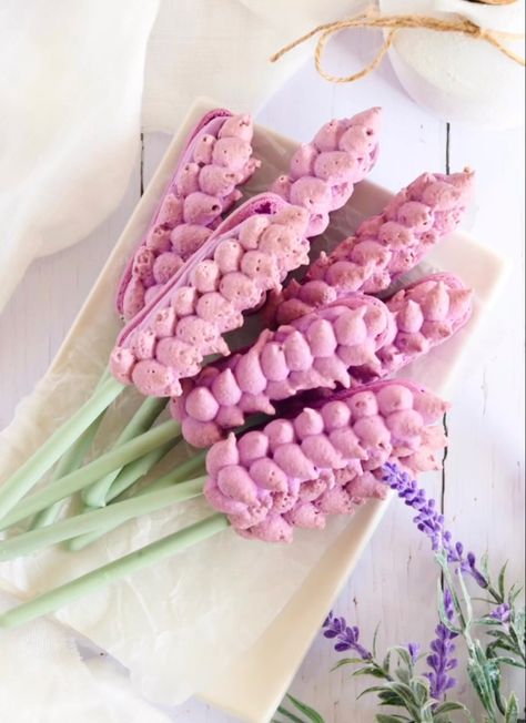 Floral Macarons, Meringue Flowers, Spring Macarons, Flower Macarons, Meringue Lollipops, Macarons Cute, Macaron Designs, Macaron Fillings, Macaron Cakes