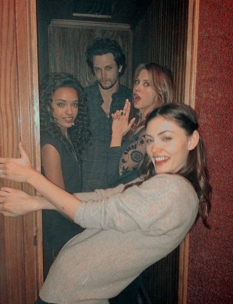 BTS of the Originals Hayley Marshall Freya Mikaelson Jackson Kenner Rebekah Mikaelson Phoebe Tonkin And Riley Voelkel, Phoebe Tonkin Funny, Funny Vampire Diaries, Tvd Pictures, Nathan Parsons, Maisie Richardson, Funny Vampire, Riley Voelkel, Maisie Richardson Sellers