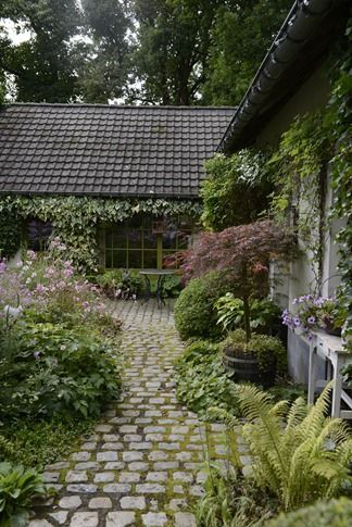 cobblestone patio designs 14 Cobblestone Patio, Design Per Patio, Landscape Diy, Landscape Beautiful, Garden Types, Stone Path, Have Inspiration, The Secret Garden, Garden Pathway