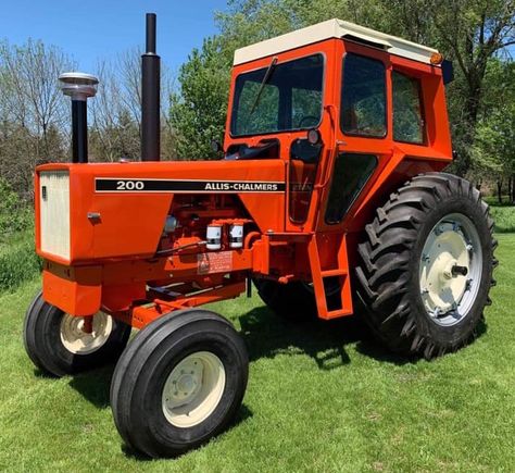 Allis-Chalmers 200 Tractor with Cab Dream Bored, Bobcat Tractor, Tractor Cabs, 5911 Tractor, Allis Chalmers Tractors, Lawn Tractors, Tractor Pictures, Big Machines, Big Tractors