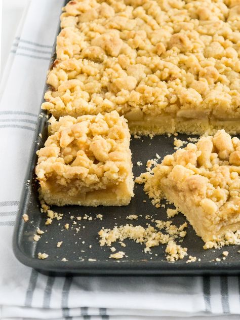 Apple Streusel Cake, Streusel Cake, Apple Streusel, German Baking, Streusel Muffins, Apple Dessert Recipes, Apple Sauce, Apple Cake Recipes, Apple Desserts