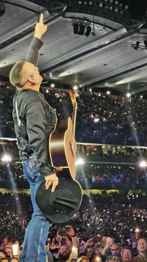 Garth Brooks Concert, Beautiful Wallpapers For Iphone, Brad Paisley, Garth Brooks, Country Music Stars, Good Ole, Country Singers, Wrangler Jeans, New Career