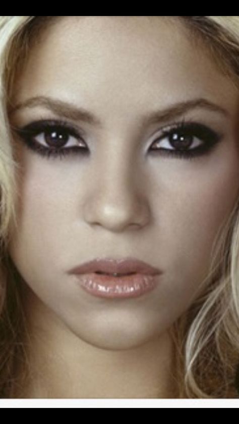 Shak Shakira Makeup, Shakira Outfits, Shakira Hair, Shakira Style, Celeb Pictures, Y2k Makeup, 00s Style, 2000s Aesthetic, Vintage Makeup