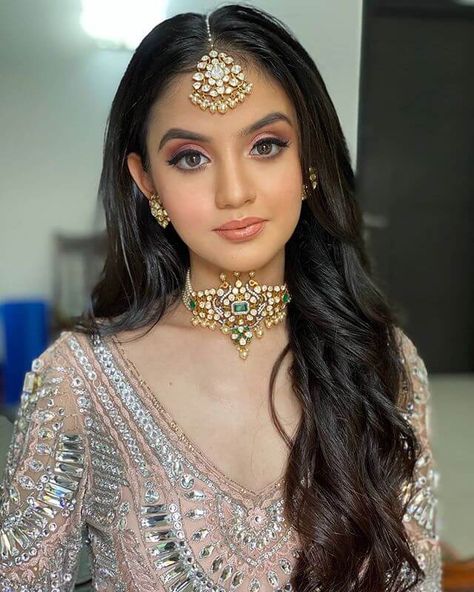 Stunning Engagement Makeup Looks To Steal From Real Brides Engagement Looks, Engagement Dress For Bride, Wedding Guest Makeup, Engagement Look, Indian Wedding Makeup, Indian Bride Makeup, Engagement Hairstyles, Bridal Makeup Images, Engagement Makeup