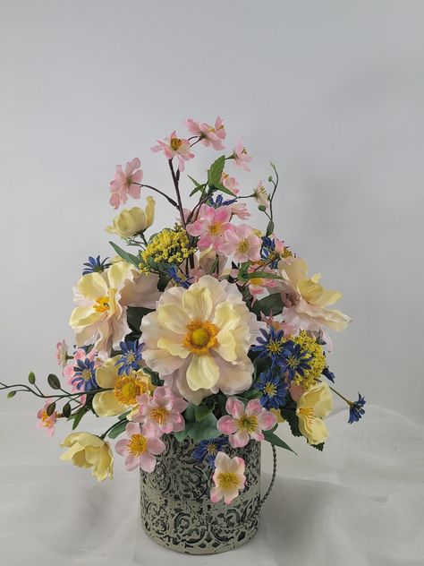 Spring Flowers Decoration, Flower Arrangement For Table, Everyday Floral Arrangements, Easter Floral Arrangements Centerpieces, Pastel Table Decor, Pastel Poppies, Spring Centerpiece Ideas, Yellow Yarrow, Summer Floral Arrangements