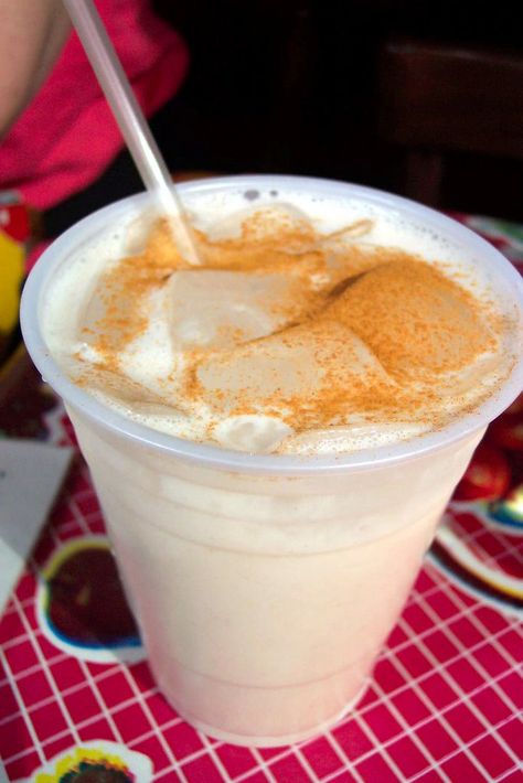 Chicha, a delicious Venezuelan drink made with rice, milk and sugar, served with crushed ice and topped with ground cinnamon and condensed milk, very refreshing and filling. Mexican Horchata, Venezuelan Food, Latin American Food, Colombian Food, Fermented Drink, Hispanic Food, Latin Food, Food Drinks, A Drink