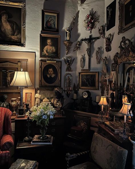 Witchy Academia Room, Dark Antique Aesthetic, Gothic Bedroom Aesthetic, Witchy House Decor, House Decor Aesthetic, Pretty Interiors, Room Ideas Dark, Gothic Room, Gothic Interior