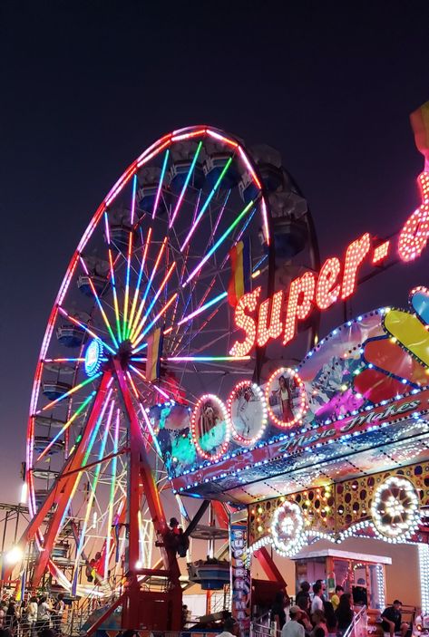 Ferris wheel, sunset, purple sunset, state fair Fair Games Aesthetic, Purple Sunset Aesthetic Wallpaper, Fair Astethic, Fair Outfit Ideas Summer, Feria Aesthetic, Summer Fair Aesthetic, State Fair Aesthetic, Purple Sunset Aesthetic, Ferris Wheel Pictures