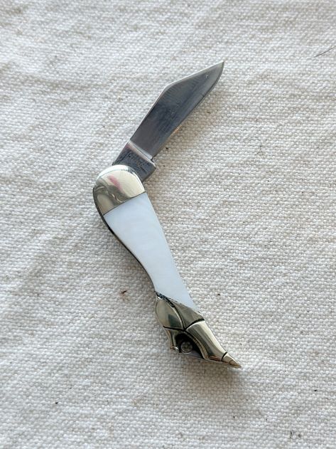 Pocket Knife | Mini Lady Leg Knife White Pearl 💎 #EDCKnifeBeads #KnifeAccessories #EverydayCarry #EDC #GearCustomization #TacticalBeads #ParacordBeads #HandcraftedBeads #ArtisanBeads #KnifeCollecting #KnifeEnthusiast #GearUpgrade #UniqueBeads #FunctionalArt Crafts Beads, Paracord Beads, Paracord Keychain, Edc Knife, Edc Gear, Pocket Knives, Pearl Shell, Hunting Knife, Everyday Carry